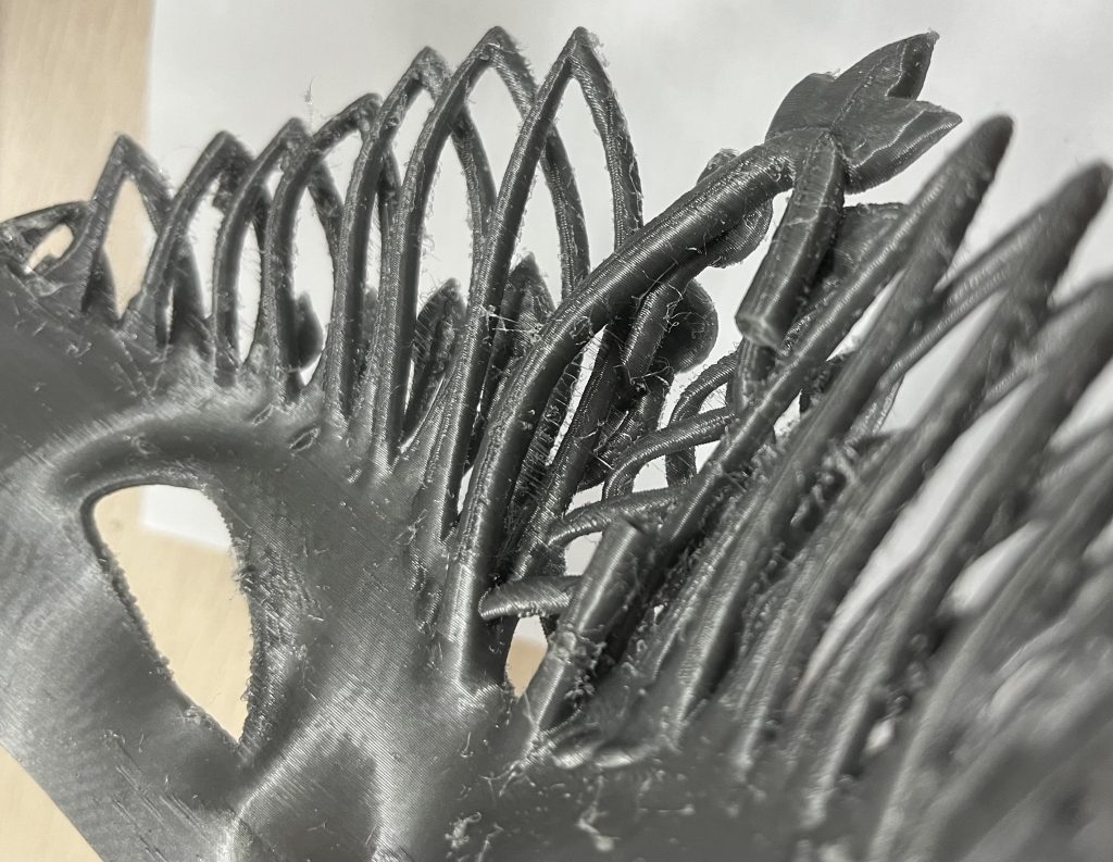 Feuchtes PLA-Filament verursacht Fädenbildung während des Drucks