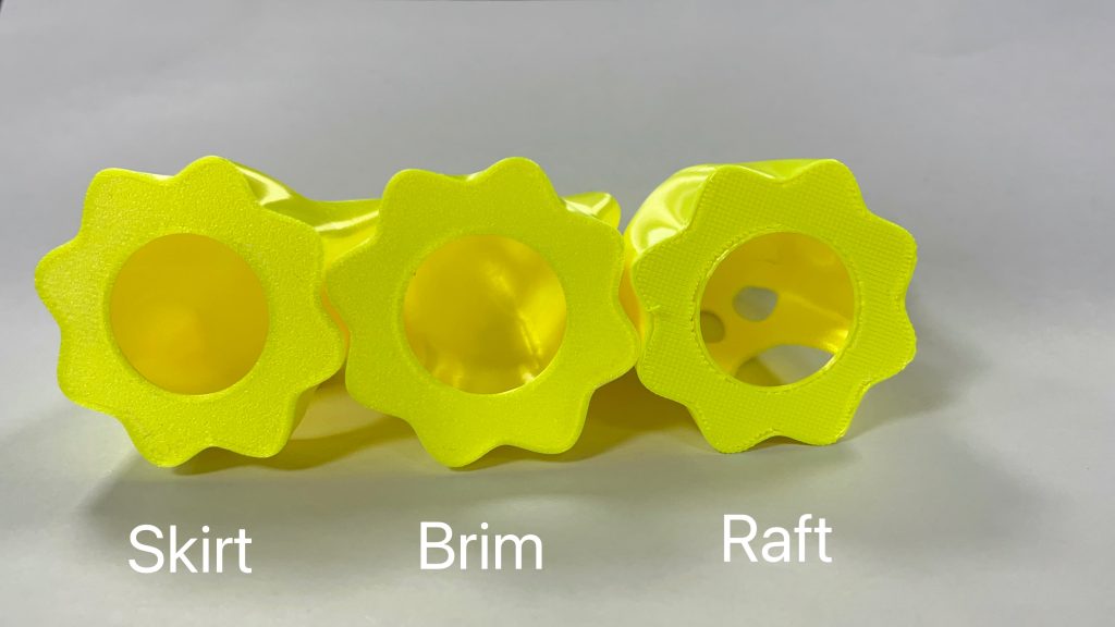 Von links nach rechts: Die Bodenqualität von Drucken mit Skirt, Brim und Raft. Das mit Raft gedruckte Modell weist dabei die offensichtlich raueste Oberfläche auf.